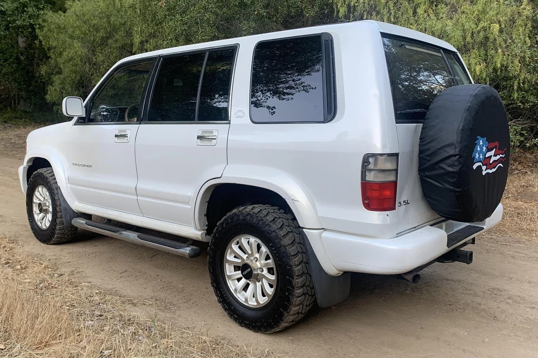 2001 Isuzu Trooper - Image 4 of 31