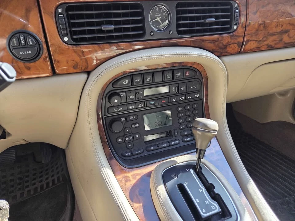 2001 Jaguar X308 XJ - Image 3 of 10