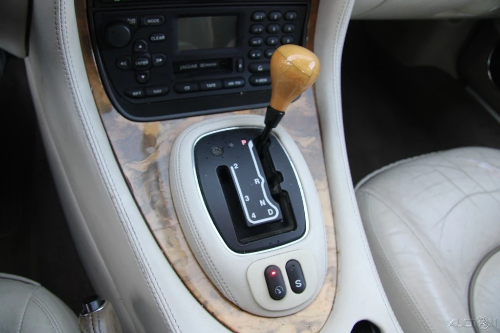 2001 Jaguar X308 XJ - Image 18 of 21