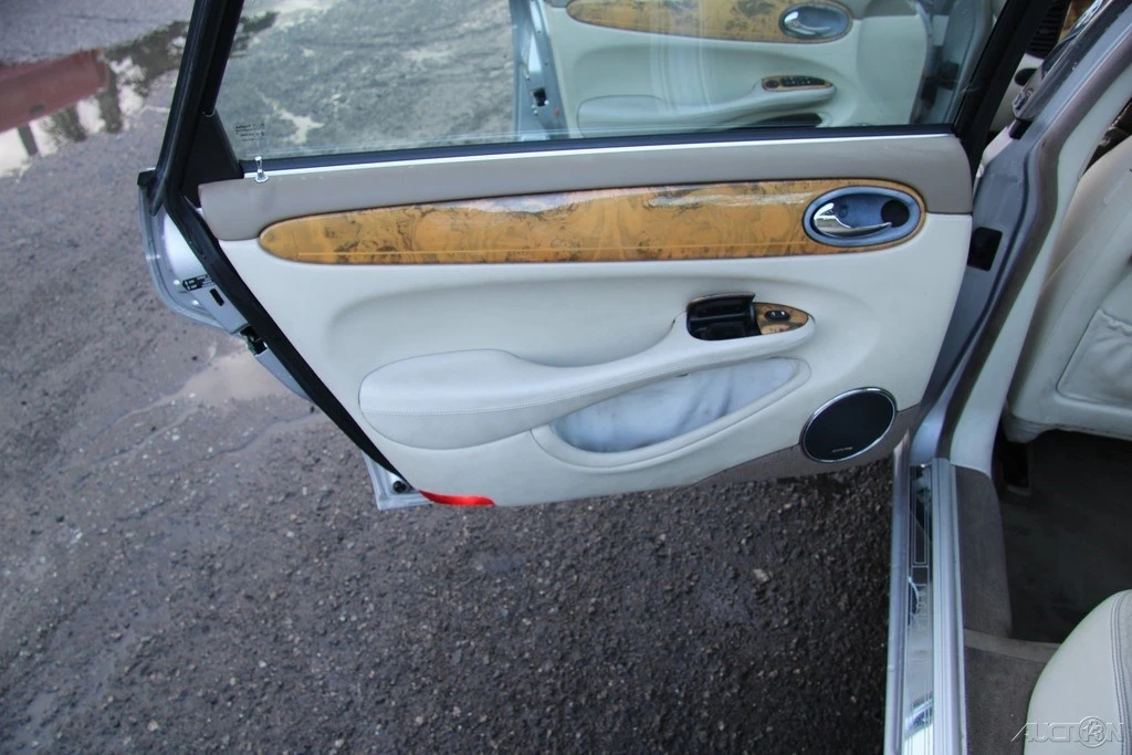 2001 Jaguar X308 XJ - Image 19 of 21