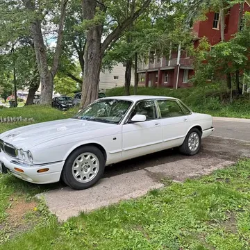 2001 Jaguar XJ XJ8 Sedan 4D