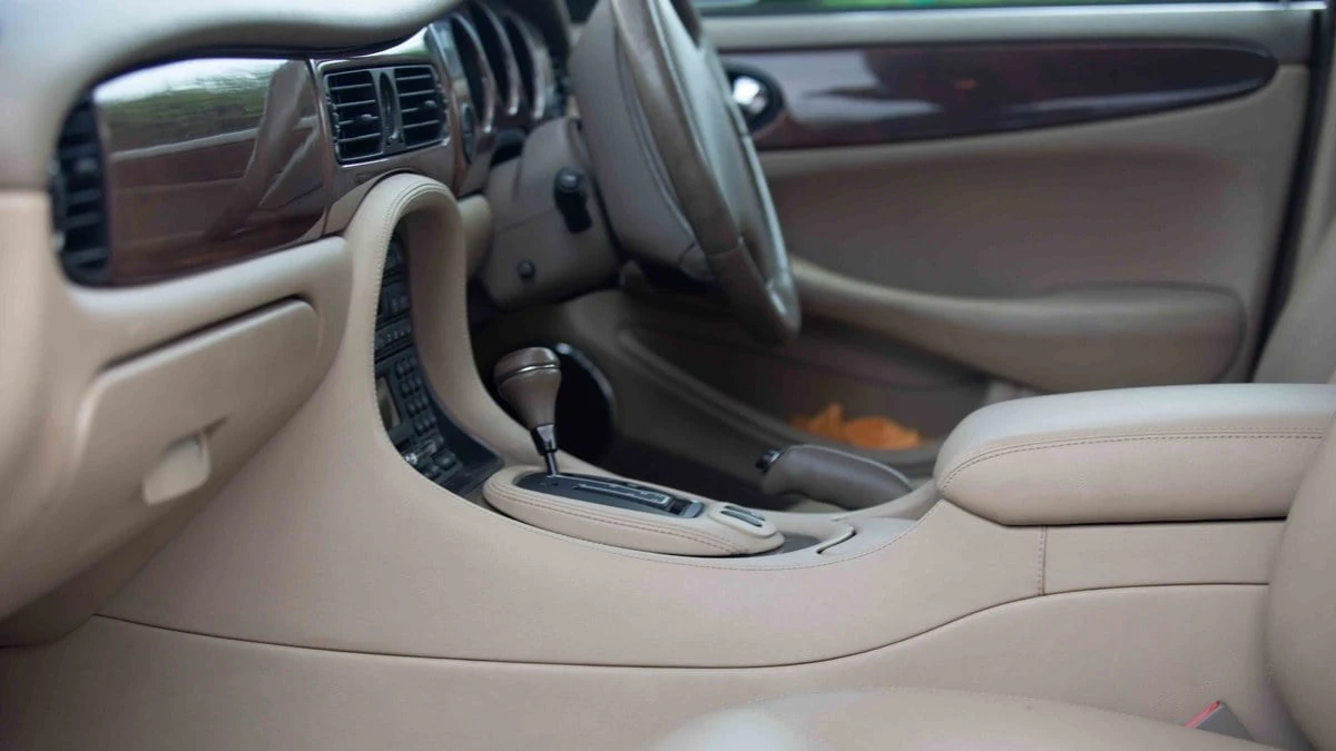2001 Jaguar X308 XJ - Image 8 of 31