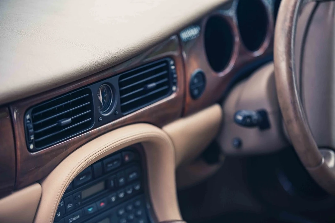 2001 Jaguar X308 XJ - Image 17 of 31