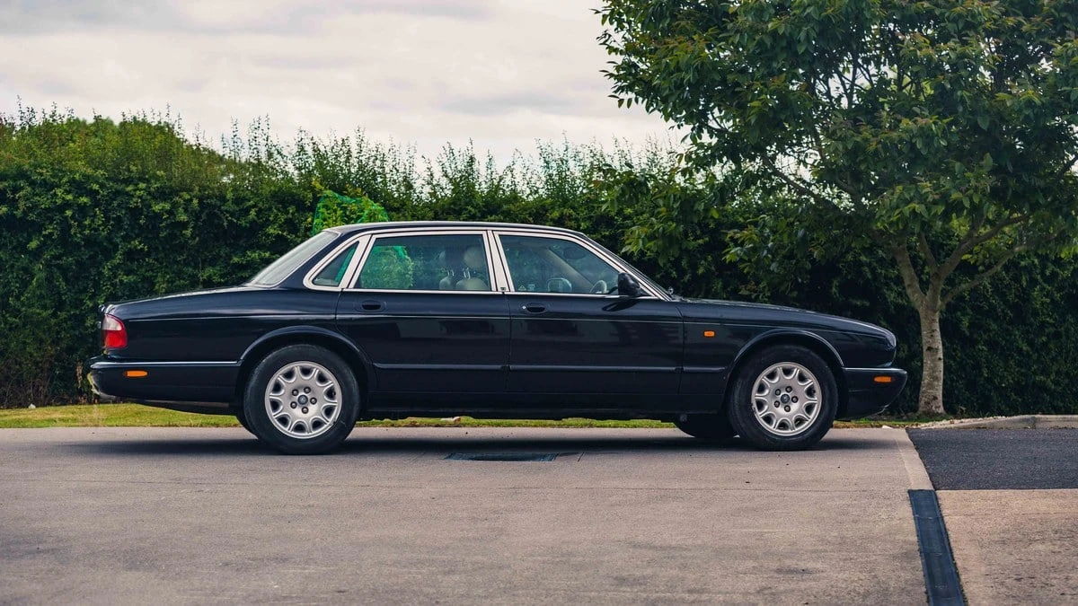 2001 Jaguar X308 XJ - Image 2 of 31