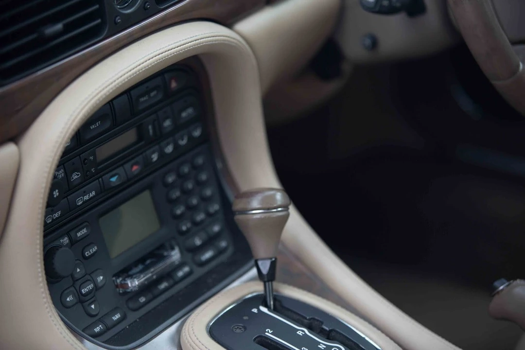 2001 Jaguar X308 XJ - Image 18 of 31