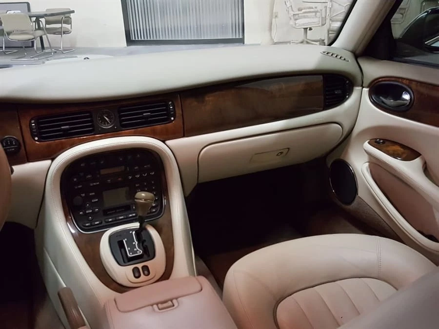 2001 Jaguar X308 XJ - Image 10 of 12