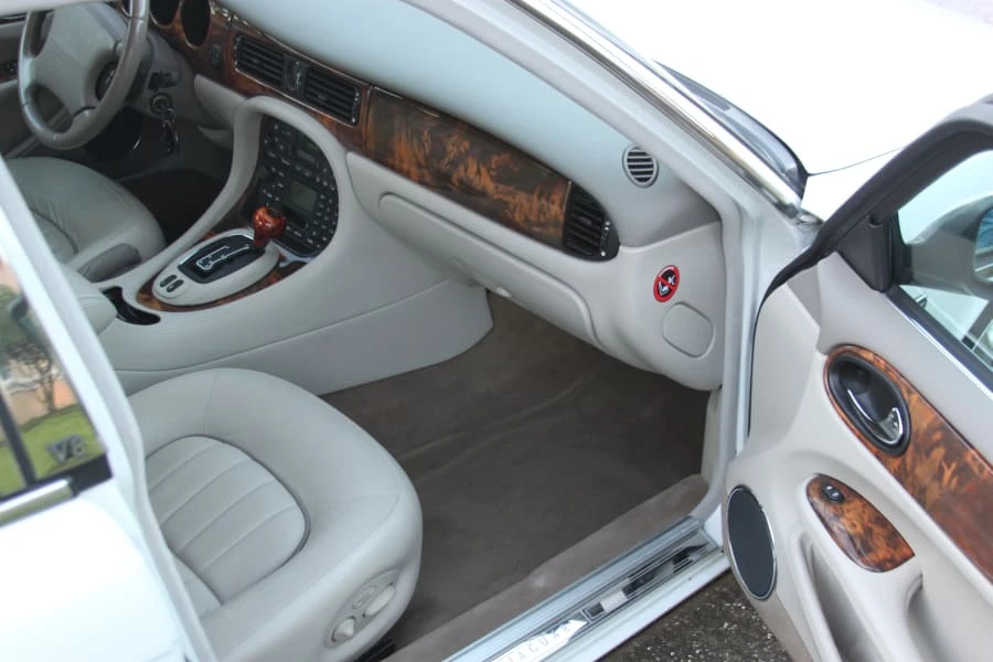 2001 Jaguar X308 XJ - Image 3 of 8