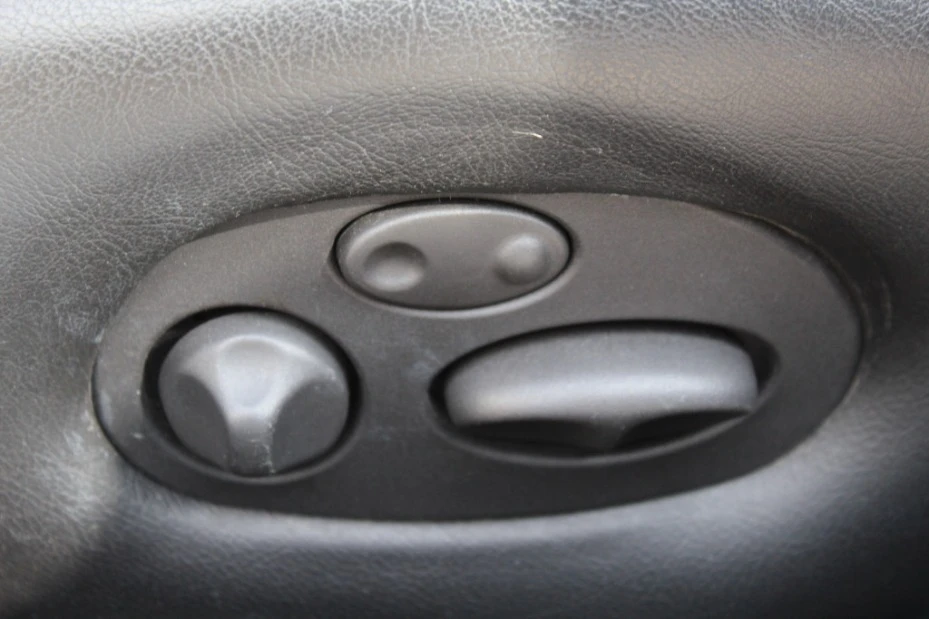 2001 Jaguar X308 XJR - Image 12 of 15
