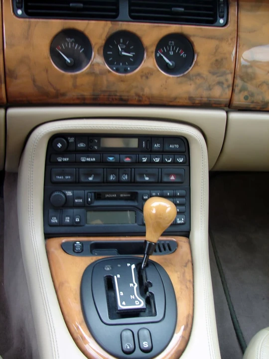2001 Jaguar X100 XK8 - Image 6 of 8