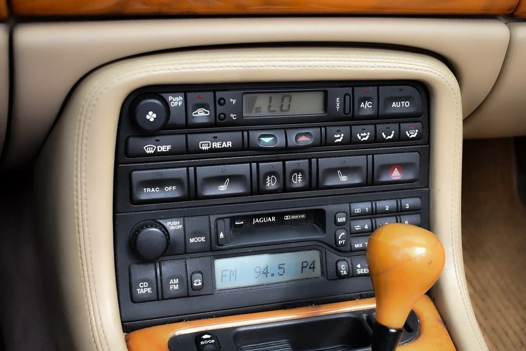 2001 Jaguar X100 XKR - Image 24 of 31