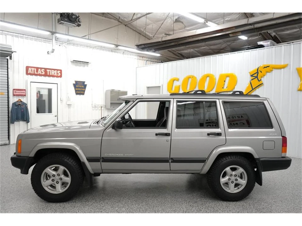 2001 Jeep XJ Cherokee - Image 5 of 31