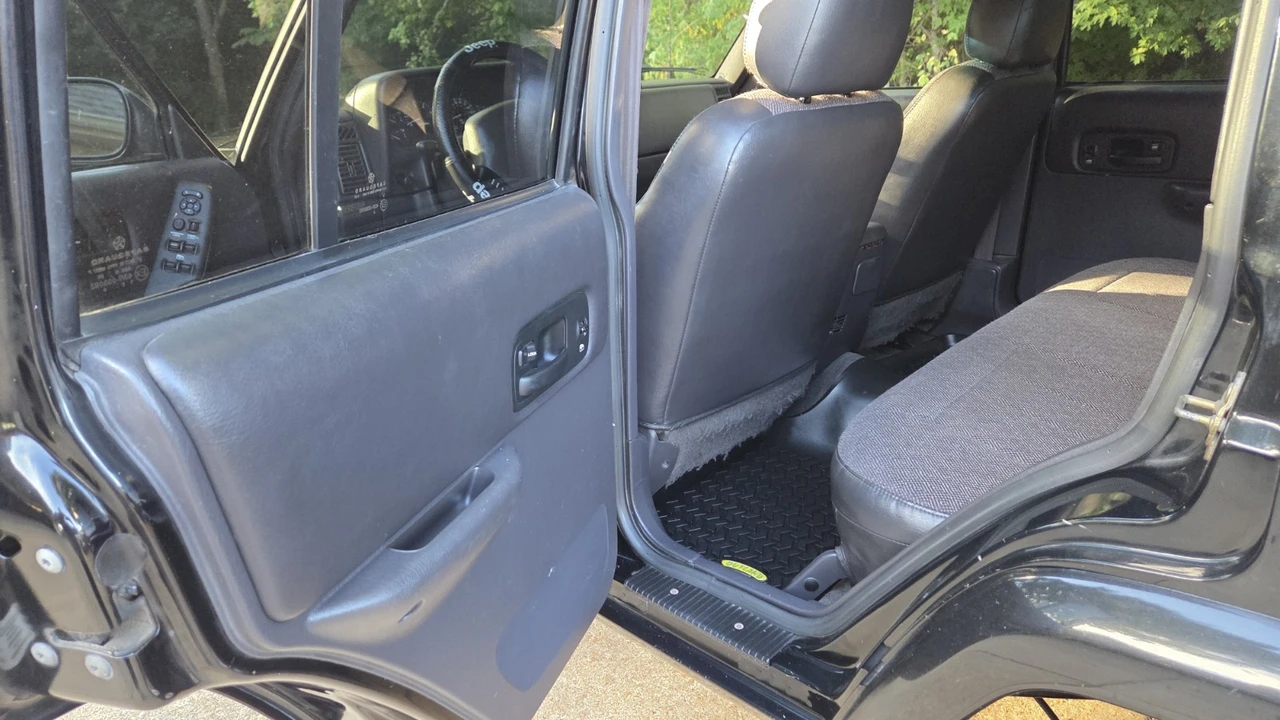 2001 Jeep XJ Cherokee - Image 12 of 24