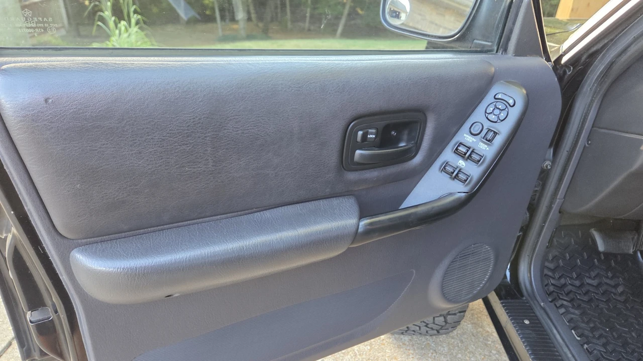 2001 Jeep XJ Cherokee - Image 11 of 24