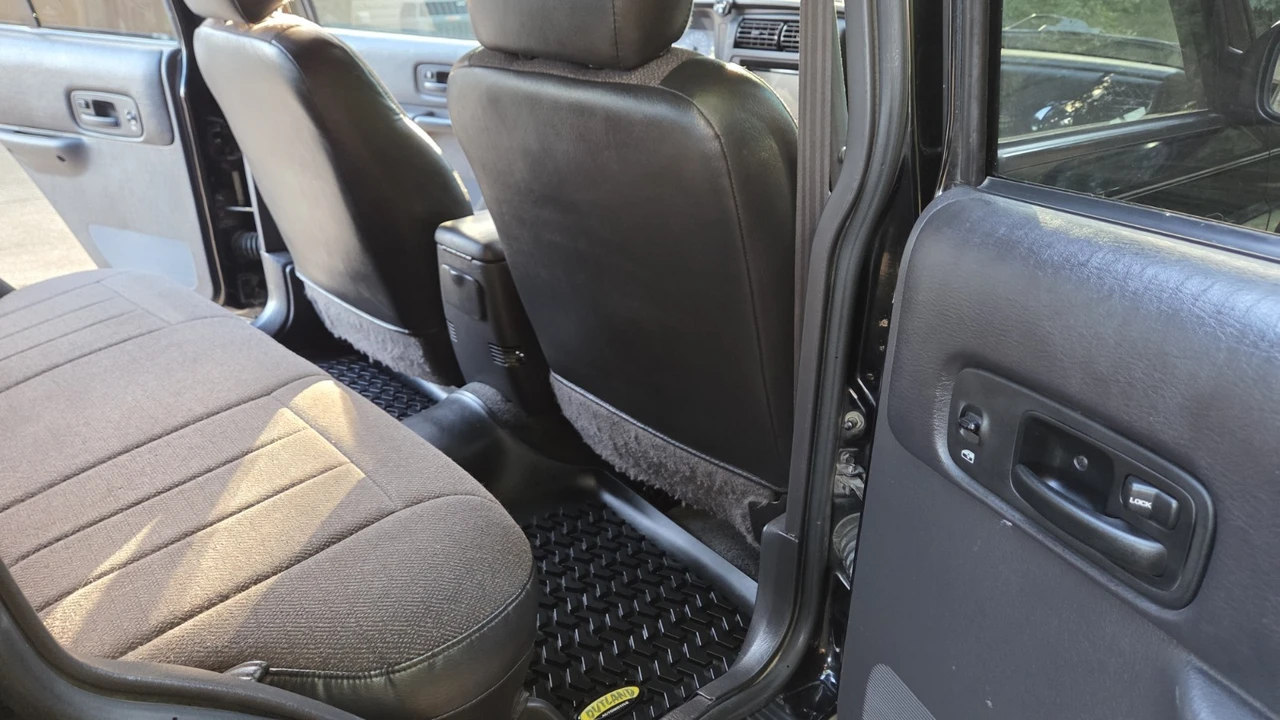 2001 Jeep XJ Cherokee - Image 14 of 24