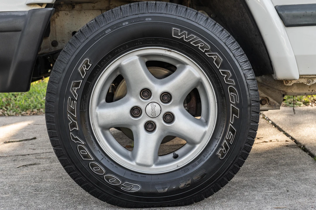 2001 Jeep XJ Cherokee - Image 16 of 31