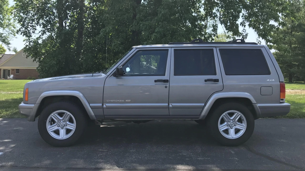 2001 Jeep XJ Cherokee - Image 2 of 31