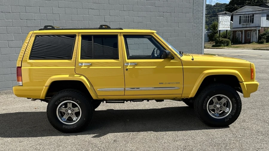 2001 Jeep XJ Cherokee - Image 2 of 31