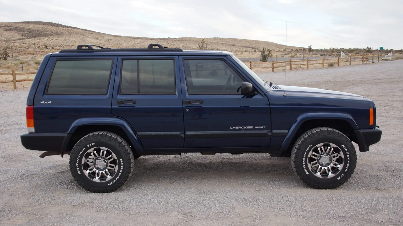 2001 Jeep XJ Cherokee - Image 10 of 31