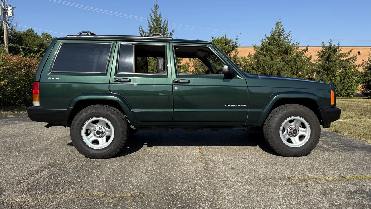 2001 Jeep XJ Cherokee - Image 14 of 31