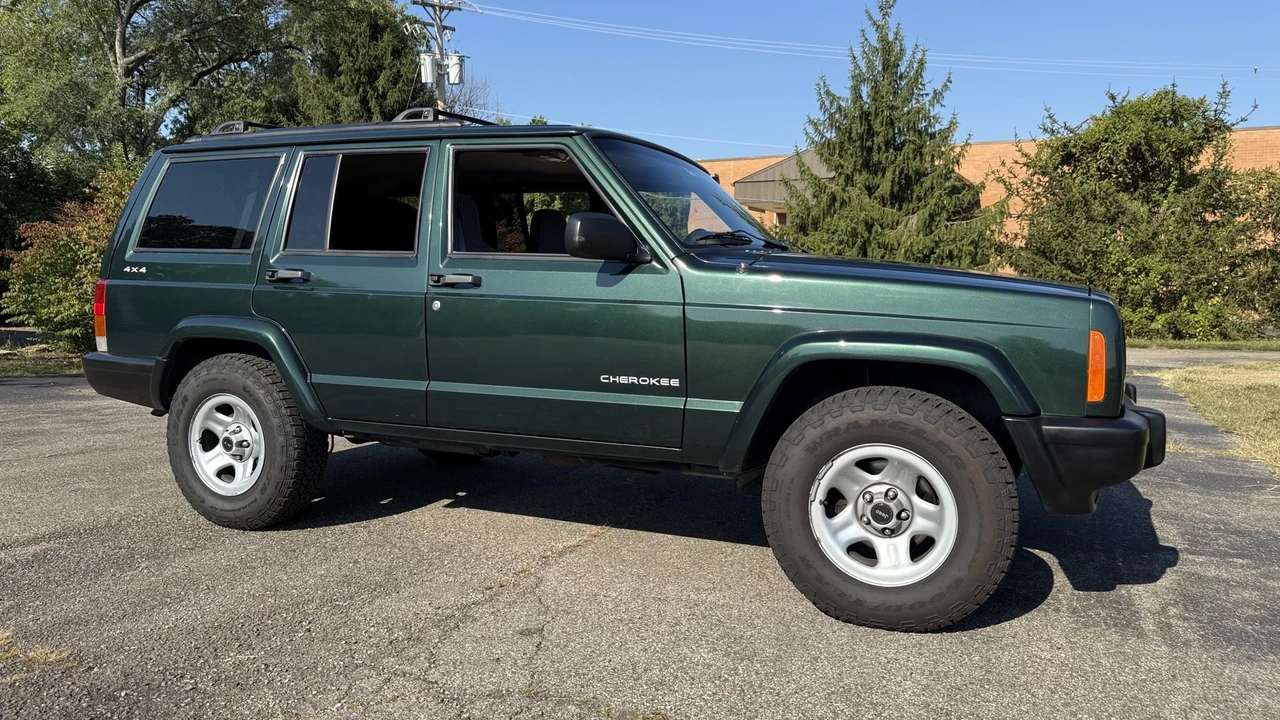 2001 Jeep XJ Cherokee - Image 13 of 31