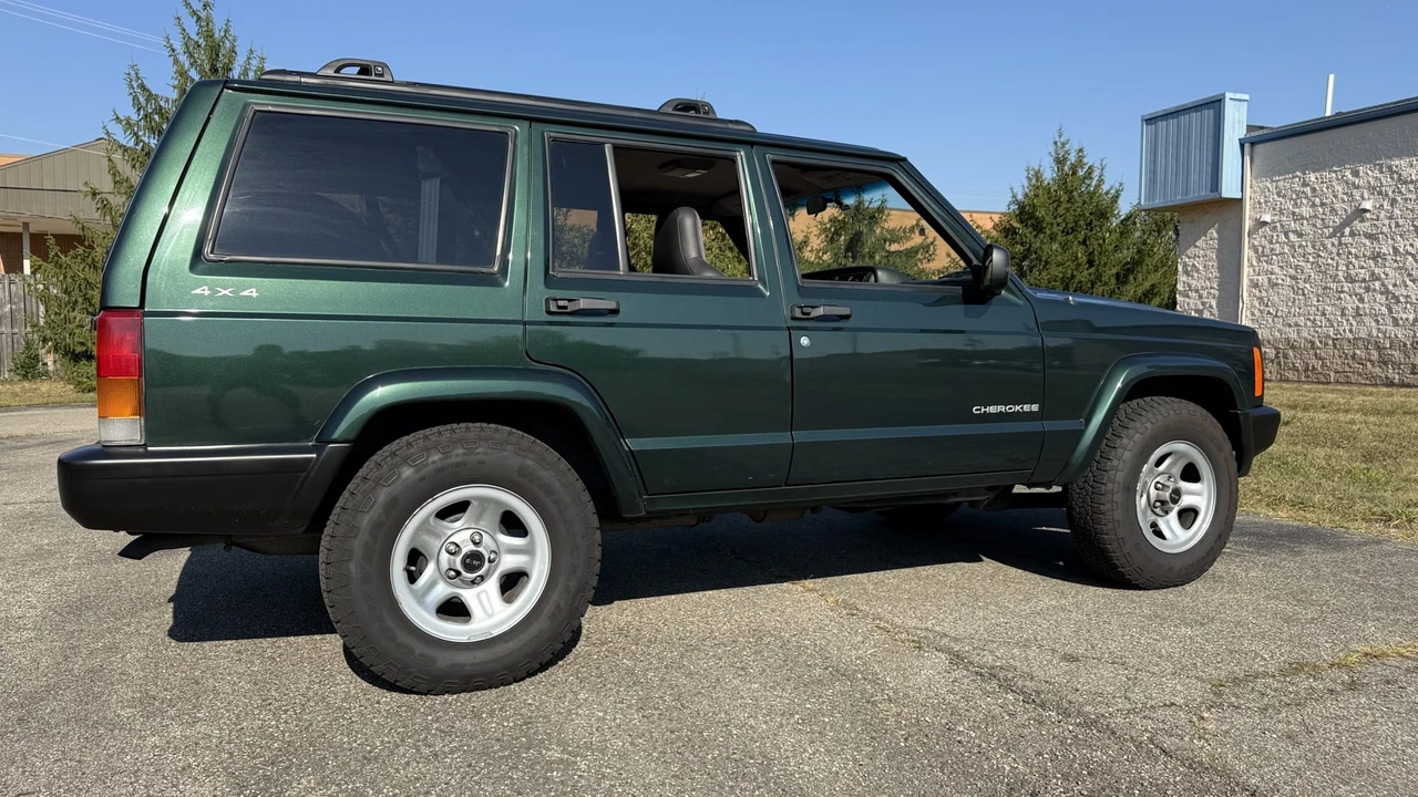 2001 Jeep XJ Cherokee - Image 15 of 31