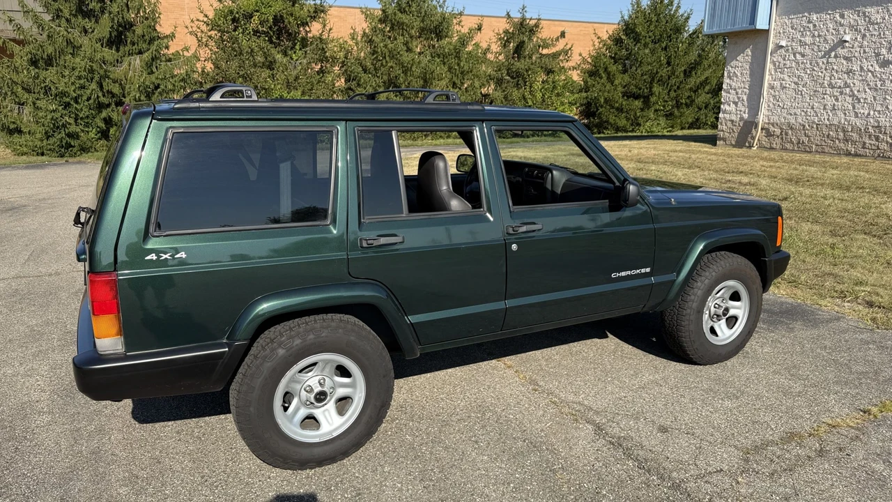 2001 Jeep XJ Cherokee - Image 16 of 31
