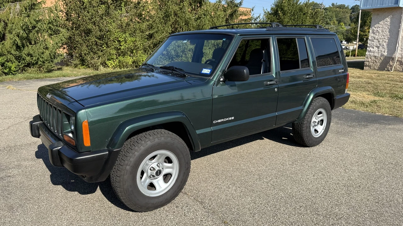 2001 Jeep XJ Cherokee - Image 2 of 31