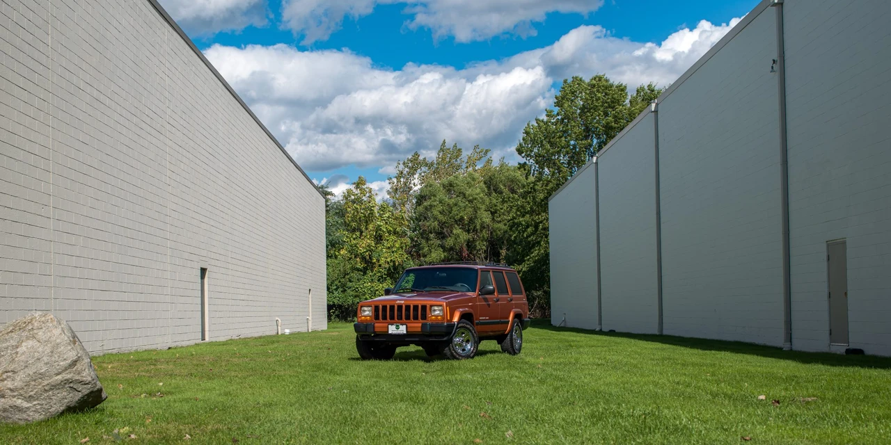 2001 Jeep XJ Cherokee - Image 2 of 31