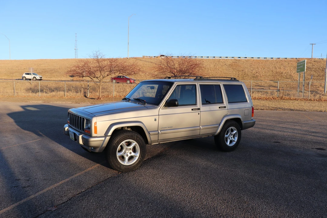 2001 Jeep XJ Cherokee - Image 2 of 31
