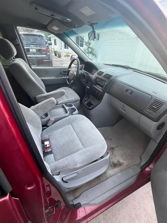 2001 Kia Carnival - Image 2 of 5