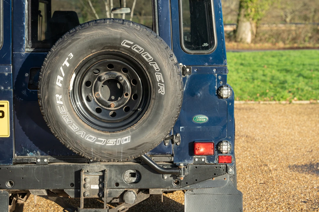 2001 Land Rover Defender 110 - Image 23 of 31