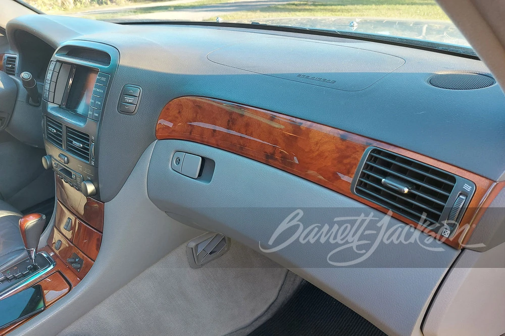2001 Lexus LS 3rd Gen - Image 10 of 12