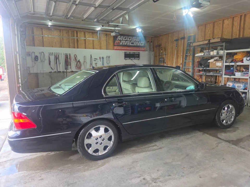 2001 Lexus LS 3rd Gen - Image 11 of 24
