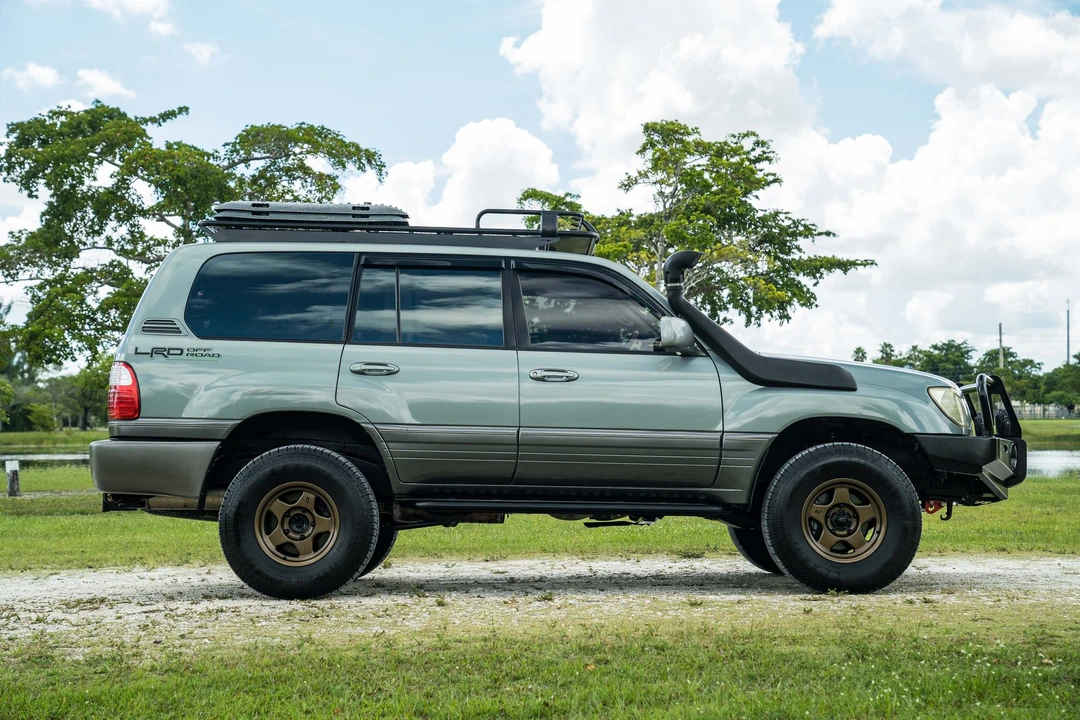 2001 Lexus LX 2nd Gen - Image 9 of 24