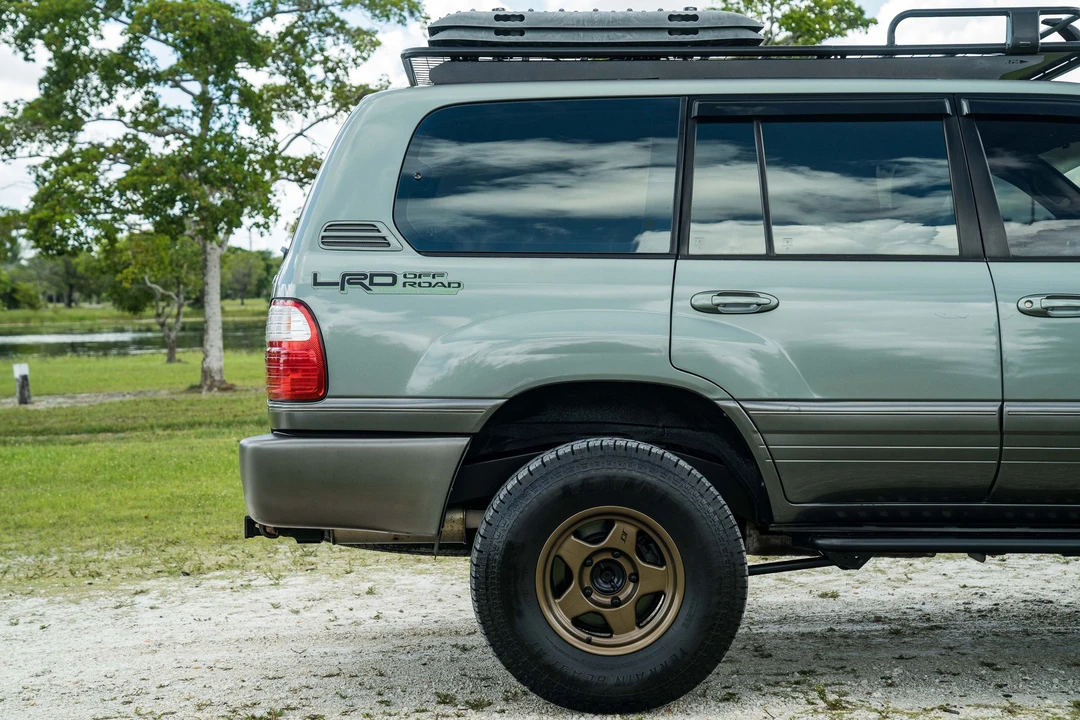 2001 Lexus LX 2nd Gen - Image 10 of 24