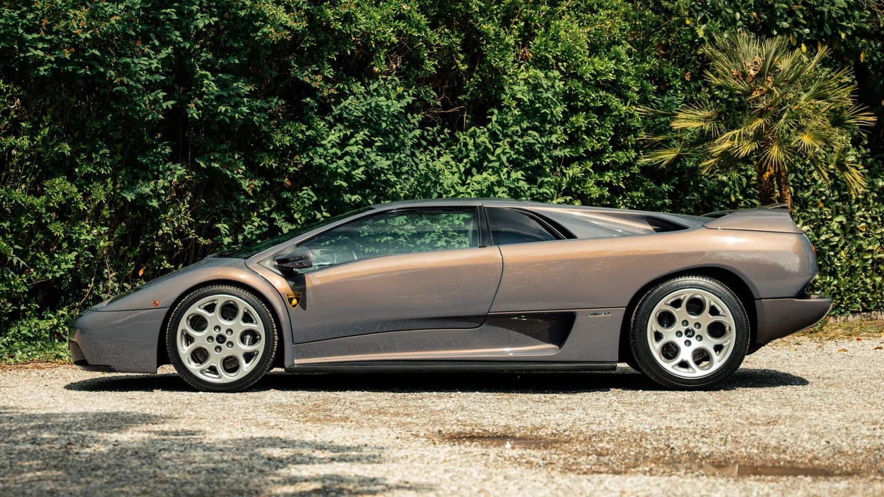 2001 Lamborghini Diablo VT - Image 2 of 31
