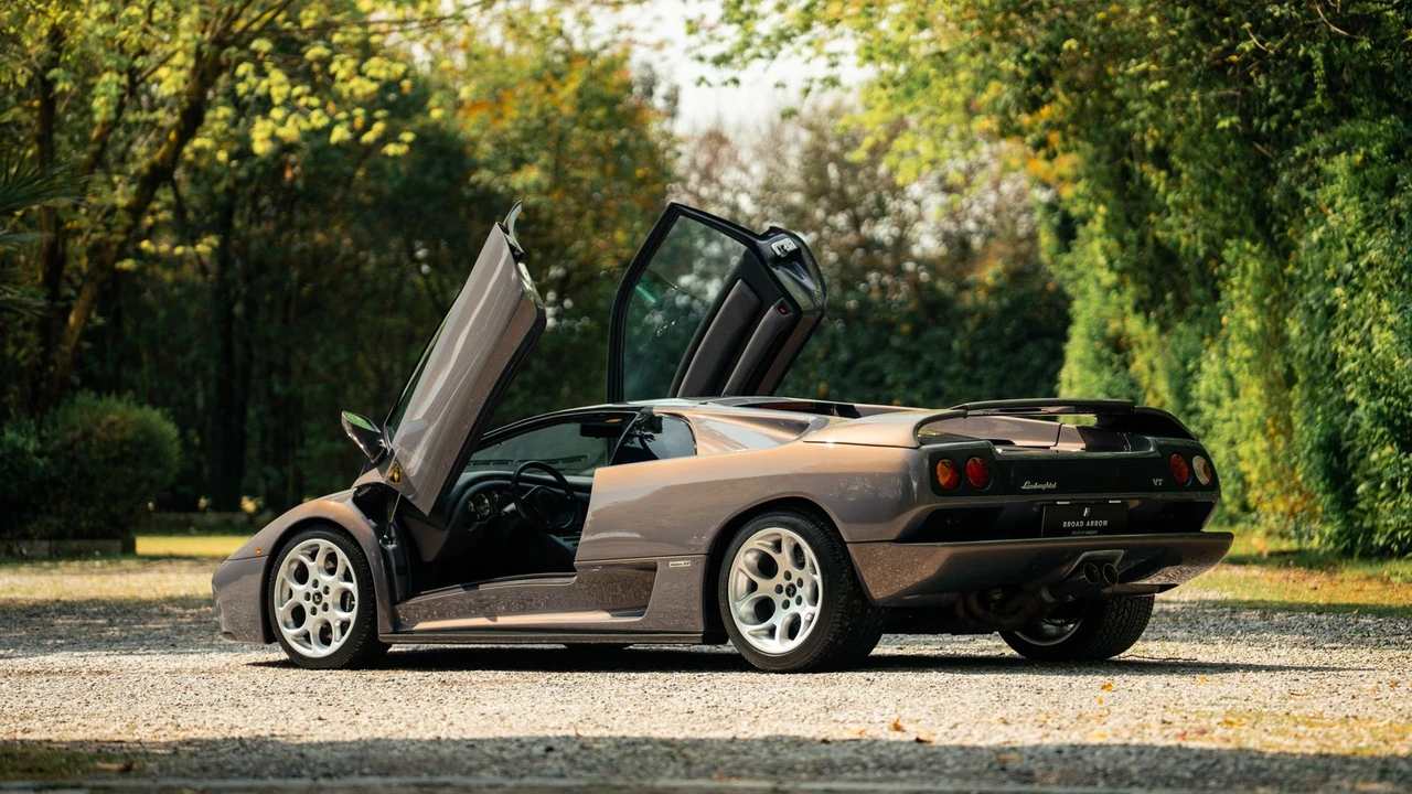 2001 Lamborghini Diablo VT - Image 11 of 31