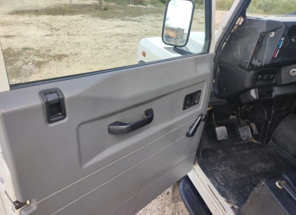2001 Land Rover Defender 110 - Image 6 of 10
