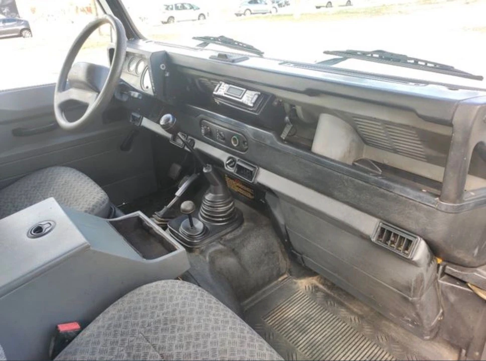 2001 Land Rover Defender 110 - Image 5 of 10