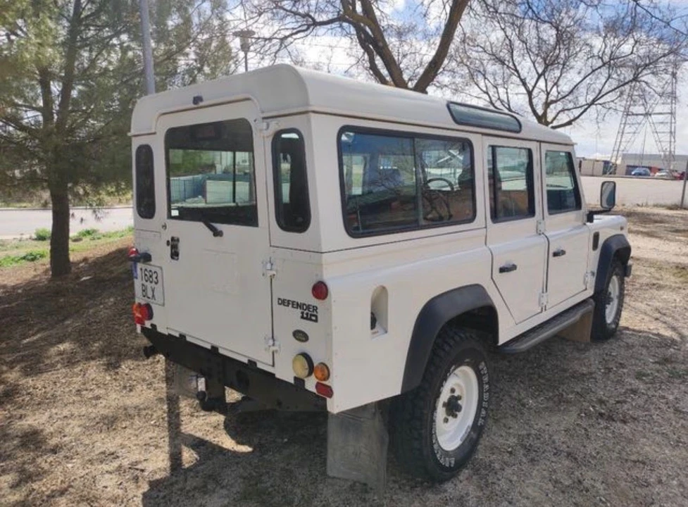 2001 Land Rover Defender 110 - Image 9 of 10