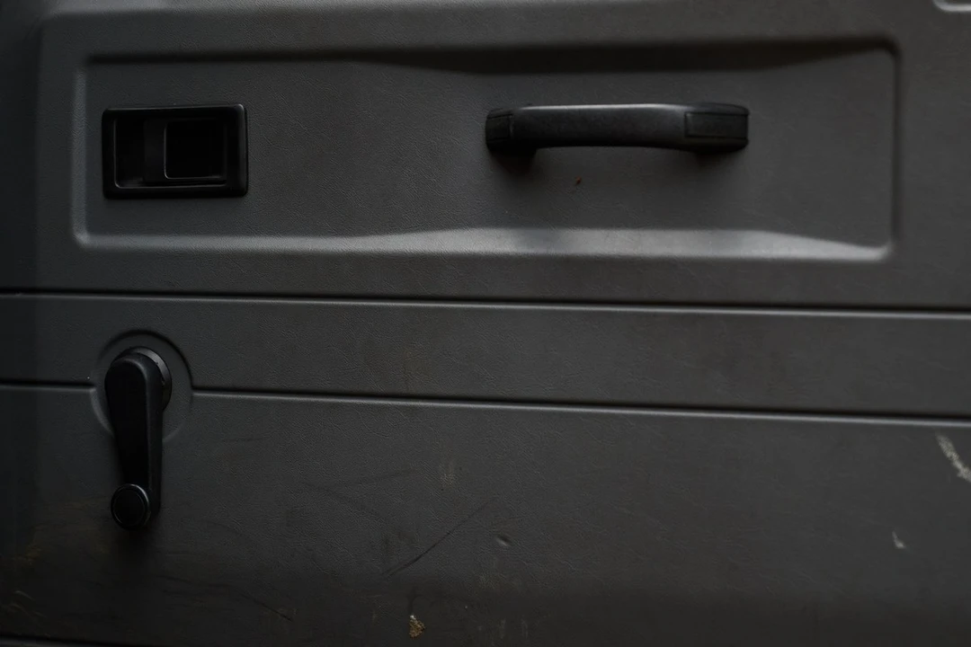 2001 Land Rover Defender 110 - Image 28 of 30