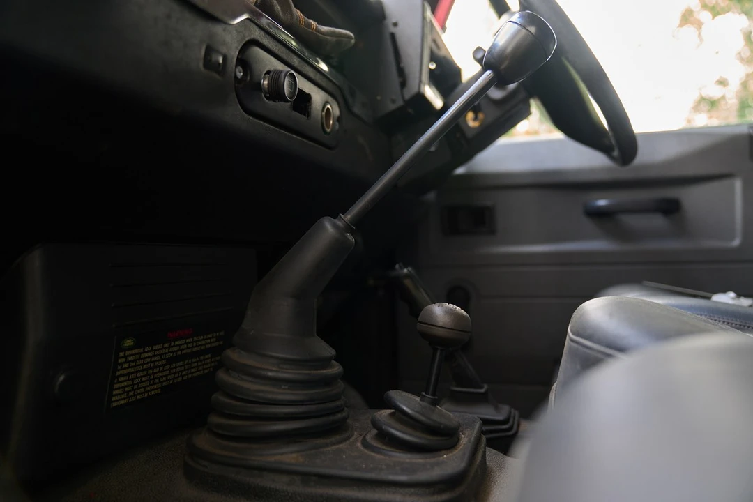 2001 Land Rover Defender 110 - Image 19 of 30