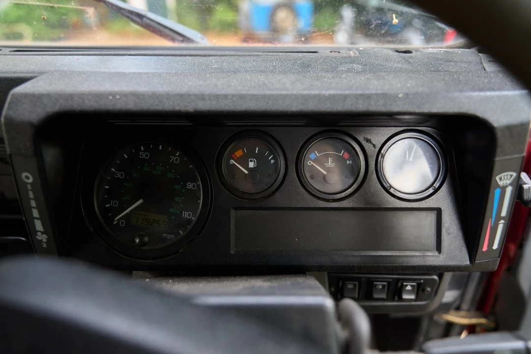 2001 Land Rover Defender 110 - Image 17 of 30
