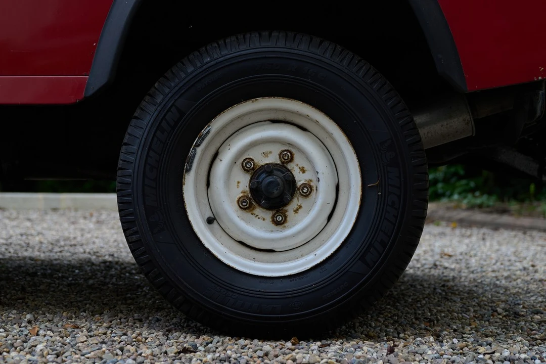 2001 Land Rover Defender 110 - Image 11 of 30
