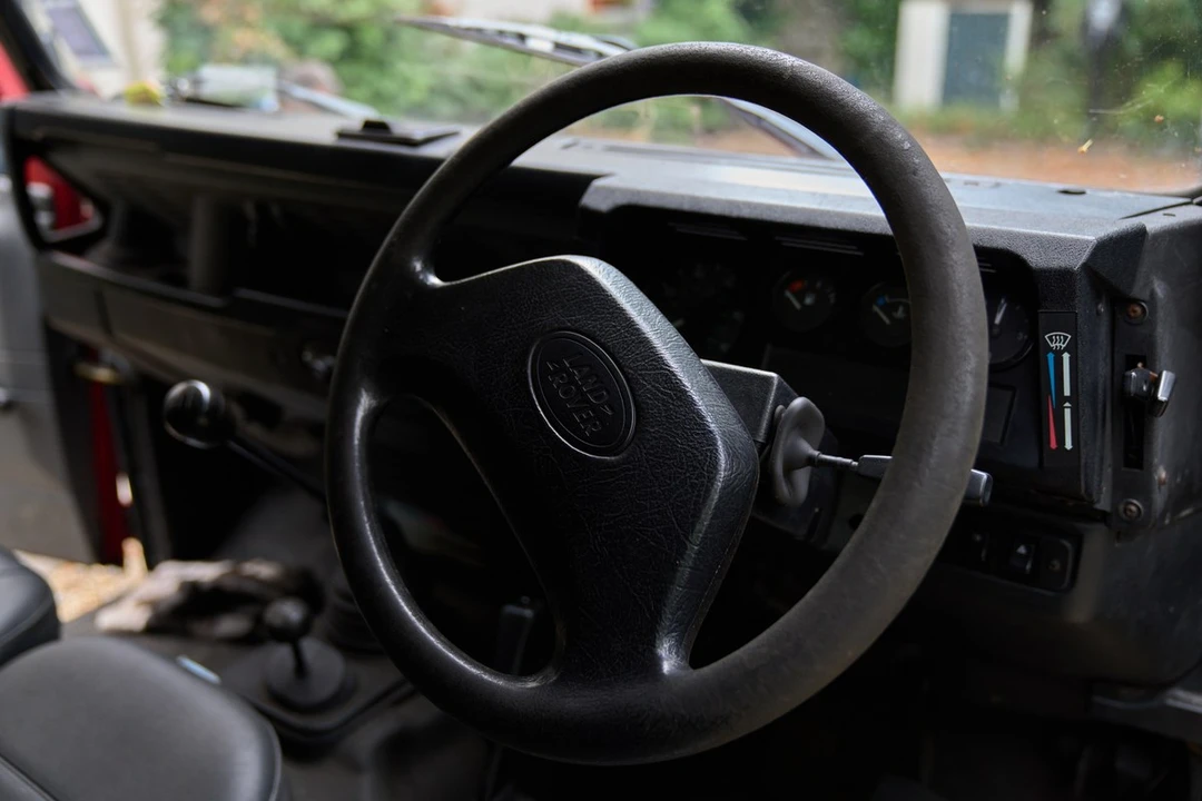 2001 Land Rover Defender 110 - Image 16 of 30