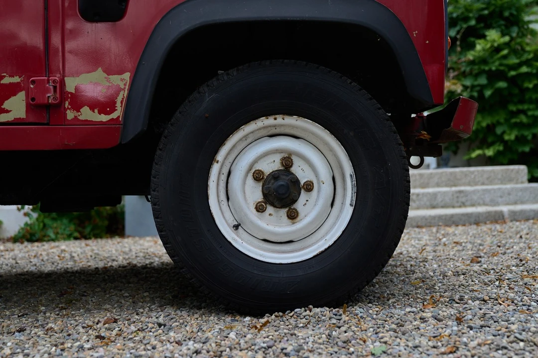 2001 Land Rover Defender 110 - Image 13 of 30
