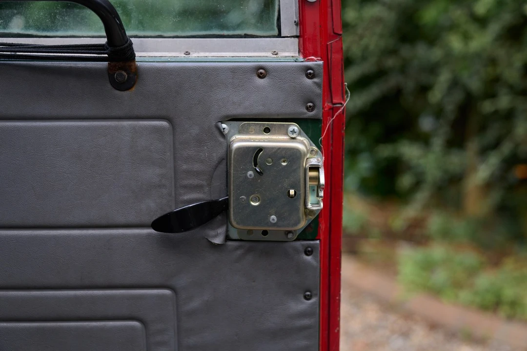 2001 Land Rover Defender 110 - Image 27 of 30