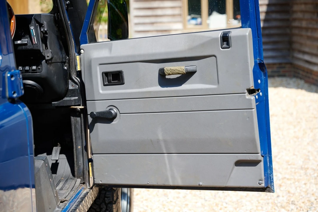 2001 Land Rover Defender 110 - Image 29 of 30