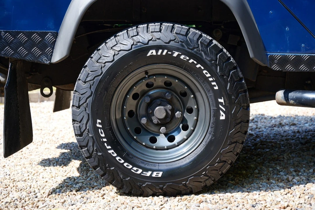 2001 Land Rover Defender 110 - Image 28 of 30