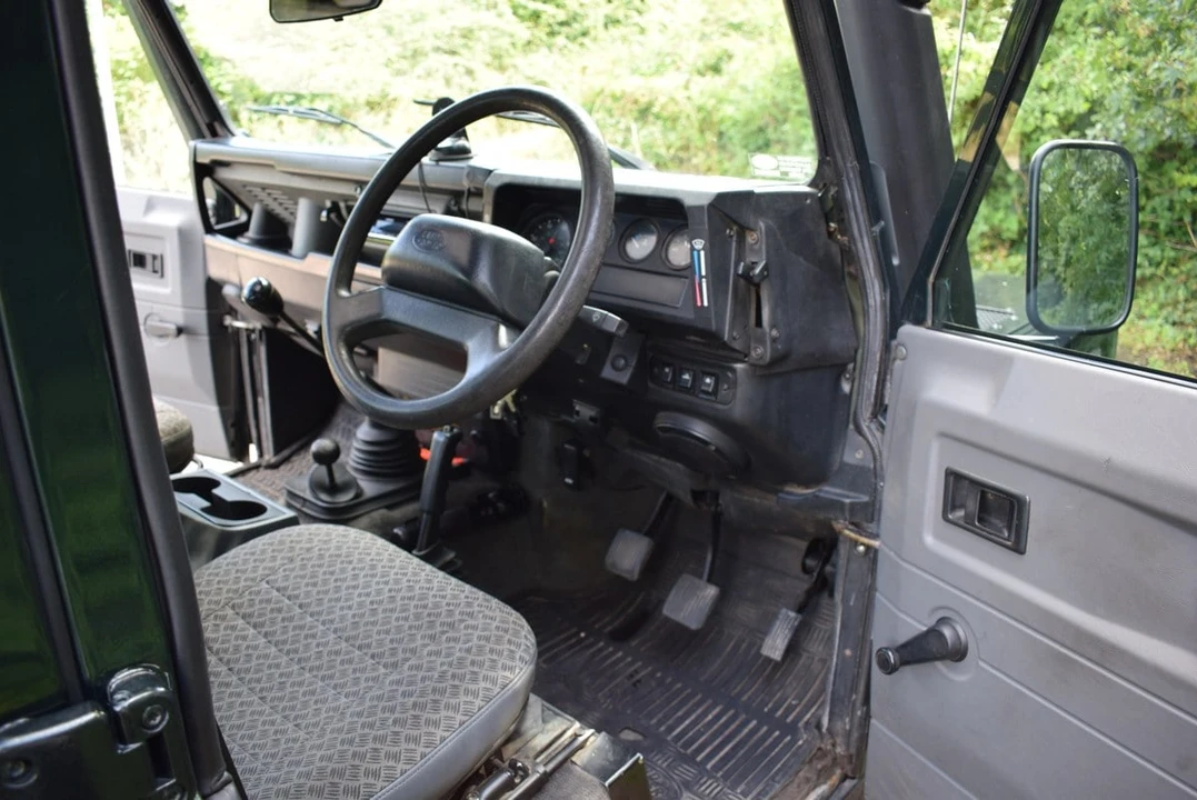 2001 Land Rover Defender 110 - Image 21 of 30